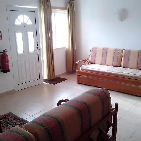 1 Bed Flat - Sleeps 2 - Parking - Wifi Apartment