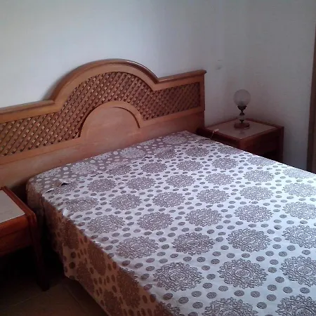 1 Bed Flat - Sleeps 2 - Parking - Wifi *