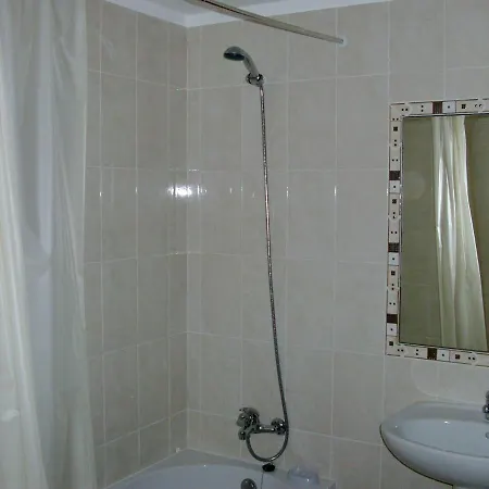 1 Bed Flat - Sleeps 2 - Parking - Wifi شقة