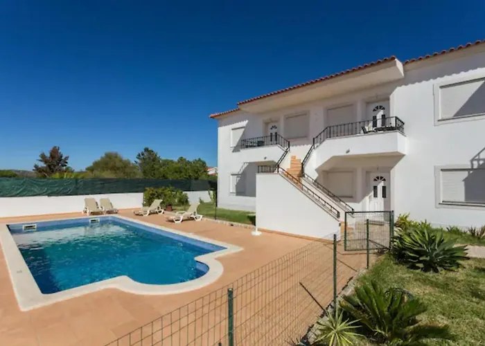 1 Bed Flat - Sleeps 2 - Parking - Wifi Apartment