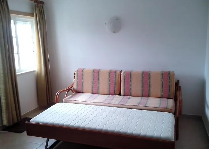 1 Bed Flat - Sleeps 2 - Parking - Wifi Apartment *