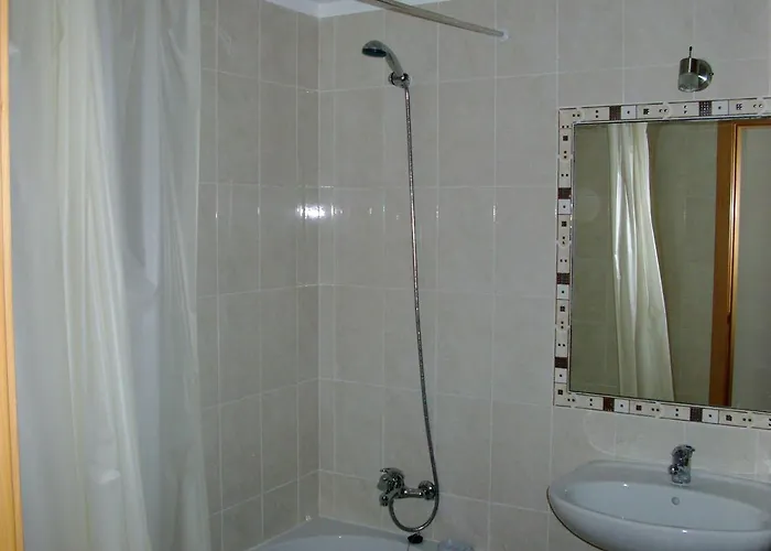 1 Bed Flat - Sleeps 2 - Parking - Wifi Apartment